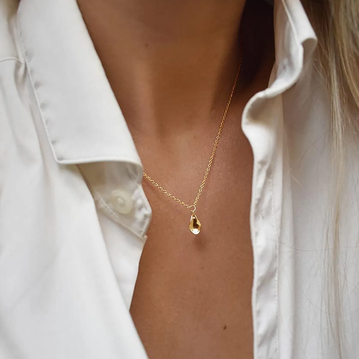 Gaias-Grace-drop-necklace-gold-01
