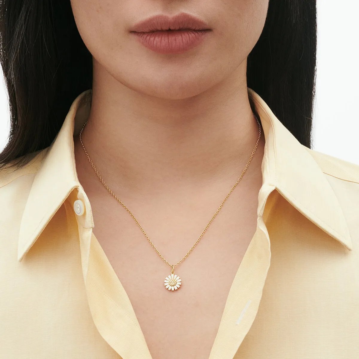 Georg_Jensen_SS25_ECOM_ON-MODEL_DAISY_PENDANT_20001718_Close-ups_(1)_hos_Jarl_Sandin