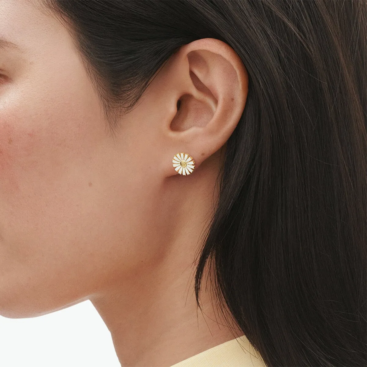 Georg_Jensen_SS25_ECOM_ON-MODEL_DAISY_EARRING_20001720_Close-ups_(1)_hos_Jarl_Sandin