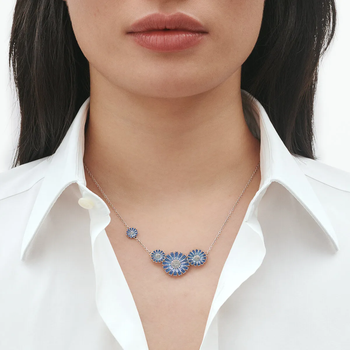 Georg_Jensen_SS25_ECOM_ON-MODEL_DAISY_FLOWER_NECKLACE_20001739_Close-ups_(1)_hos_Jarl_Sandin