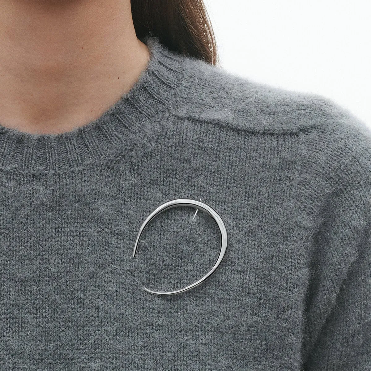 Georg_Jensen_GJ_SS25_ECOM_SHOOT_OFFSPRING_BROOCH_20001755_(1)_hos_Jarl_Sandin
