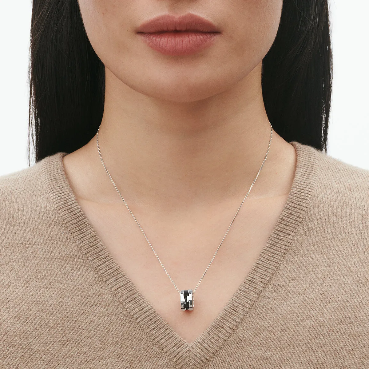 Georg_Jensen_SS25_ECOM_ON-MODEL_FUSION_PENDANT_20001819_Close-ups_hos_Jarl_Sandin