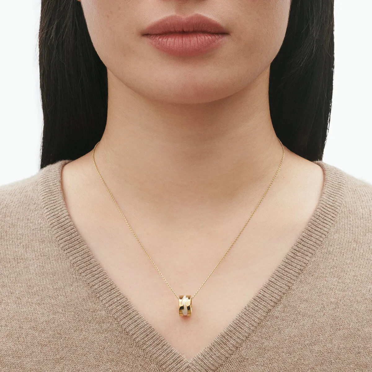Georg_Jensen_SS25_ECOM_ON-MODEL_FUSION_PENDANT_20001820_Close-ups_hos_Jarl_Sandin