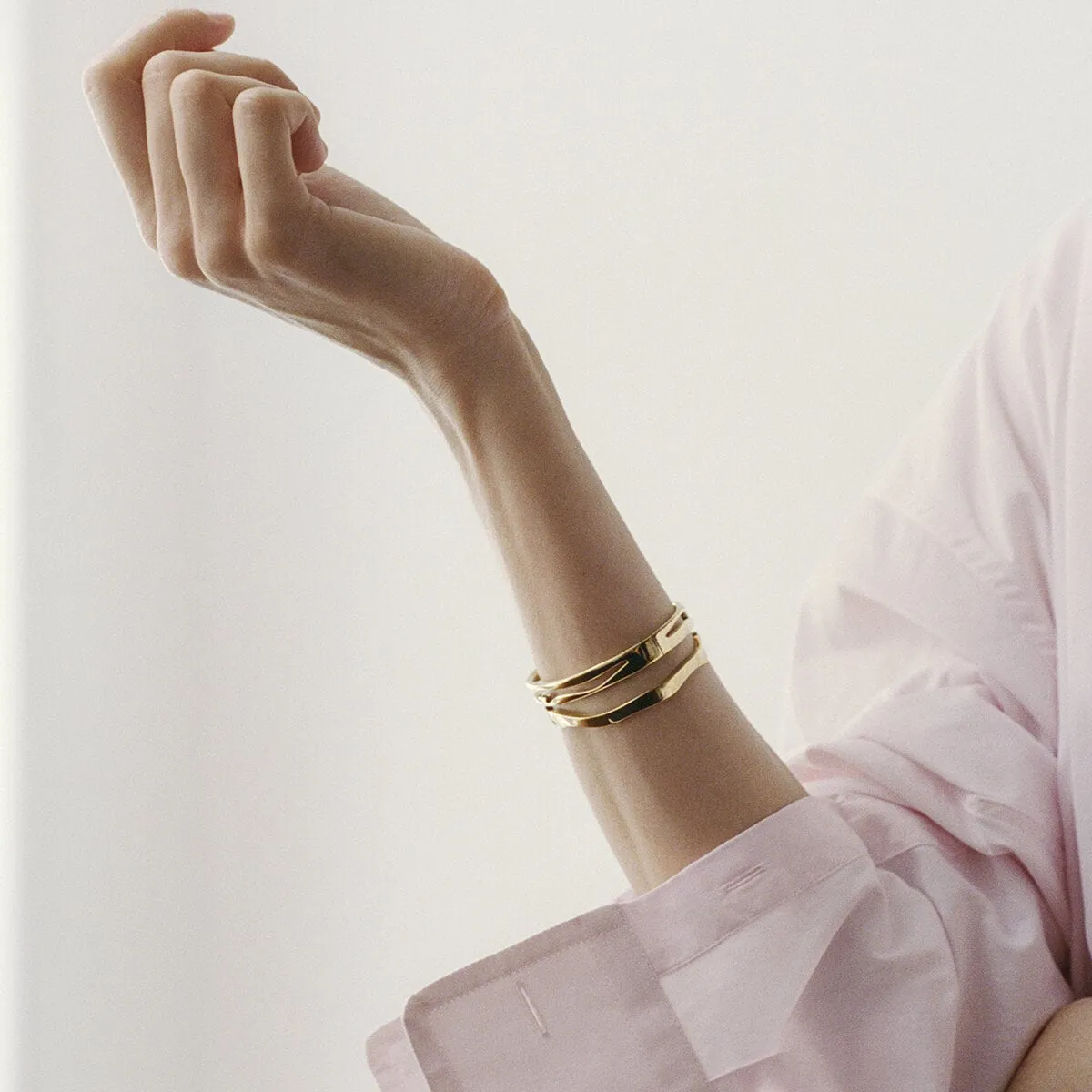 Georg_Jensen_GJ_AW25_BRAND_CAMPAIGN_FUSION_20001821_20000054_3_4X5_hos_Jarl_Sandin