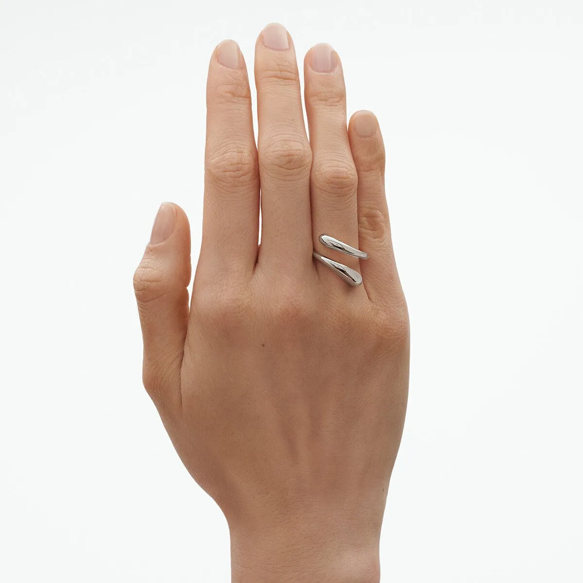 Georg_Jensen_SS25_ECOM_ON-MODEL_MERCY_TWIST_RING_20001839_kopiera_hos_Jarl_Sandin