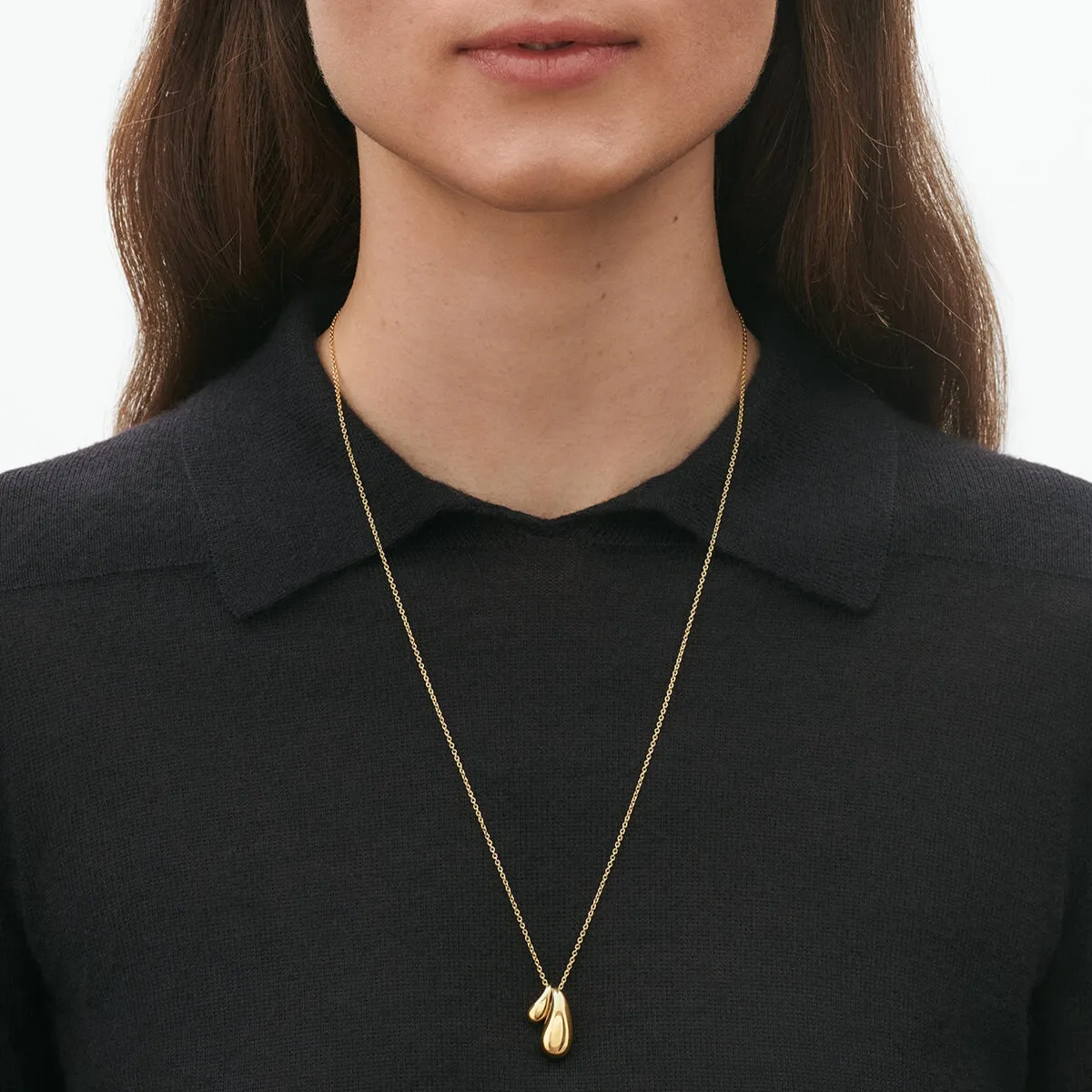 Georg_Jensen_SS25_ECOM_ON-MODEL_REFLECT_DOUBLE_DROP_PENDANT_20001844_Close-ups_hos_Jarl_Sandin