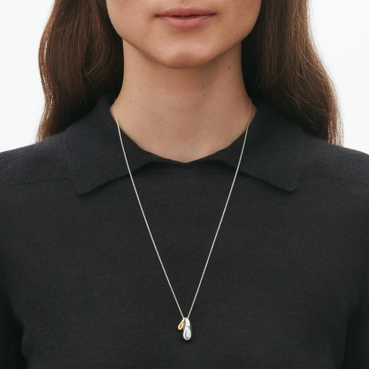 Georg_Jensen_SS25_ECOM_ON-MODEL_REFLECT_DOUBLE_DROP_PENDANT_20001845_Close-ups_hos_Jarl_Sandin
