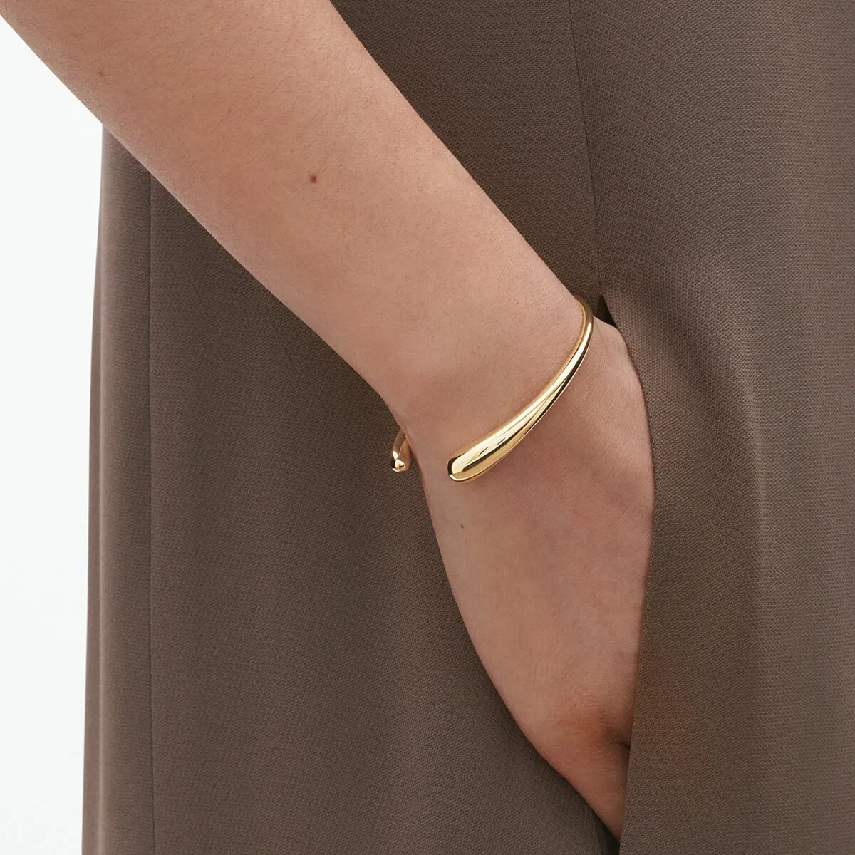 Georg_Jensen_SS25_ECOM_ON-MODEL_MERCY_OPEN_BANGLE_20001853_Close-ups_hos_Jarl_Sandin