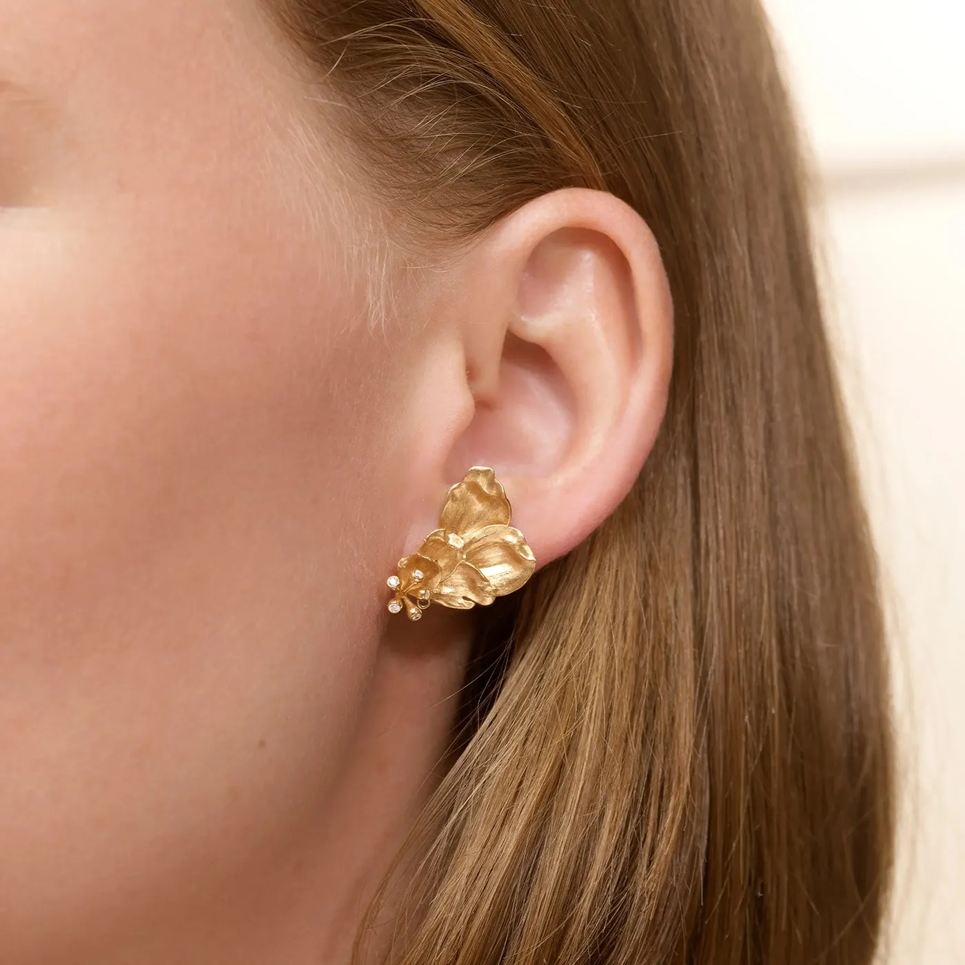 Ole_Lynggaard_Wild_rose_stud_earring_A3191-403_v2