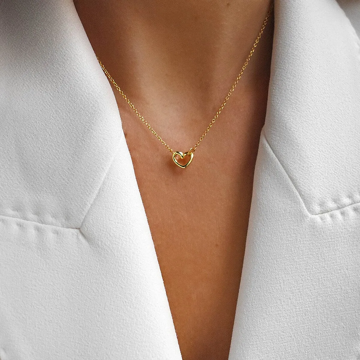 Drakenberg_Sjolin_Love-Vibe-drop-LVE-N14S452-G-necklace-gold-02-kopiera_hos_Jarl_Sandin