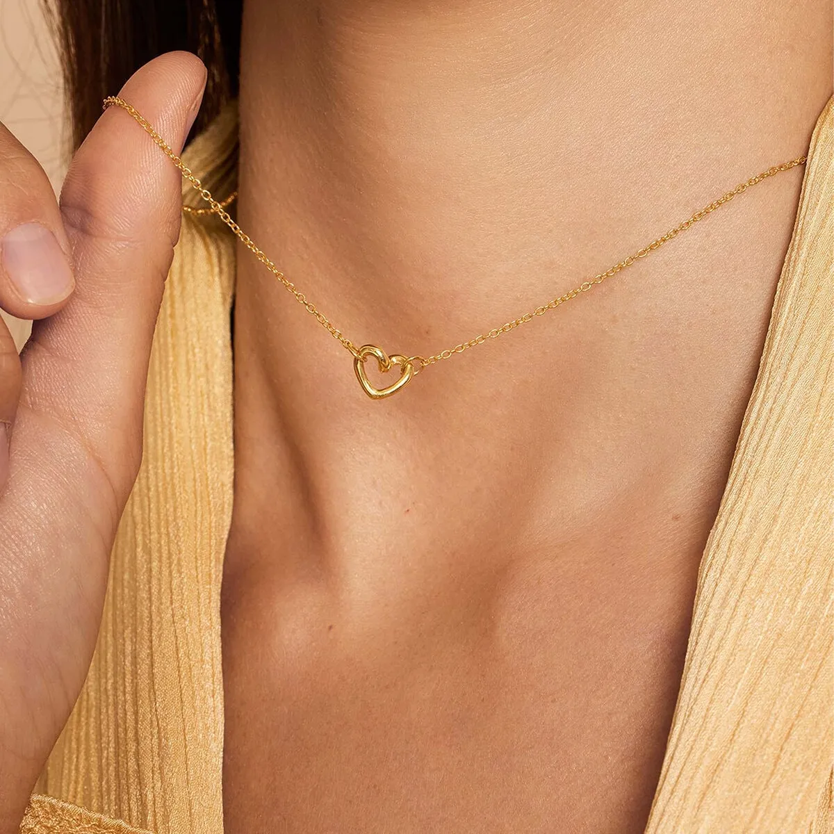 Drakenberg_Sjolin_Love-Vibe-drop-LVE-N14S452-G-necklace-gold-03-kopiera_hos_Jarl_Sandin