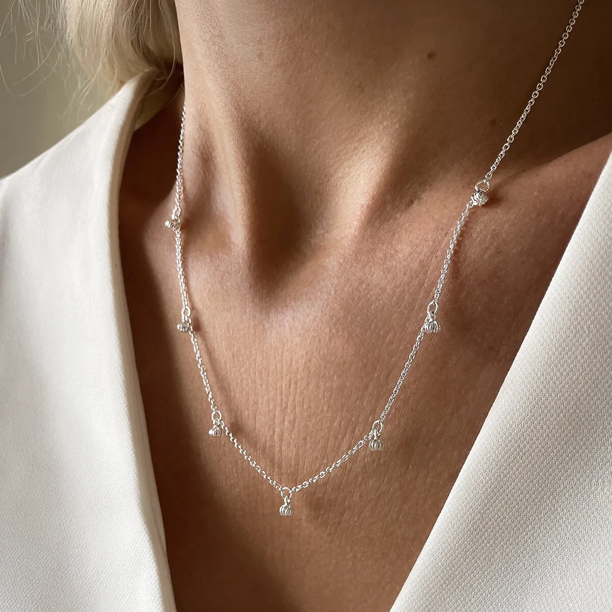 Drakenberg_Sjolin_NBD-N2S501-S_New_Bud_drop_full_necklace_02_kopiera_hos_Jarl_Sandin