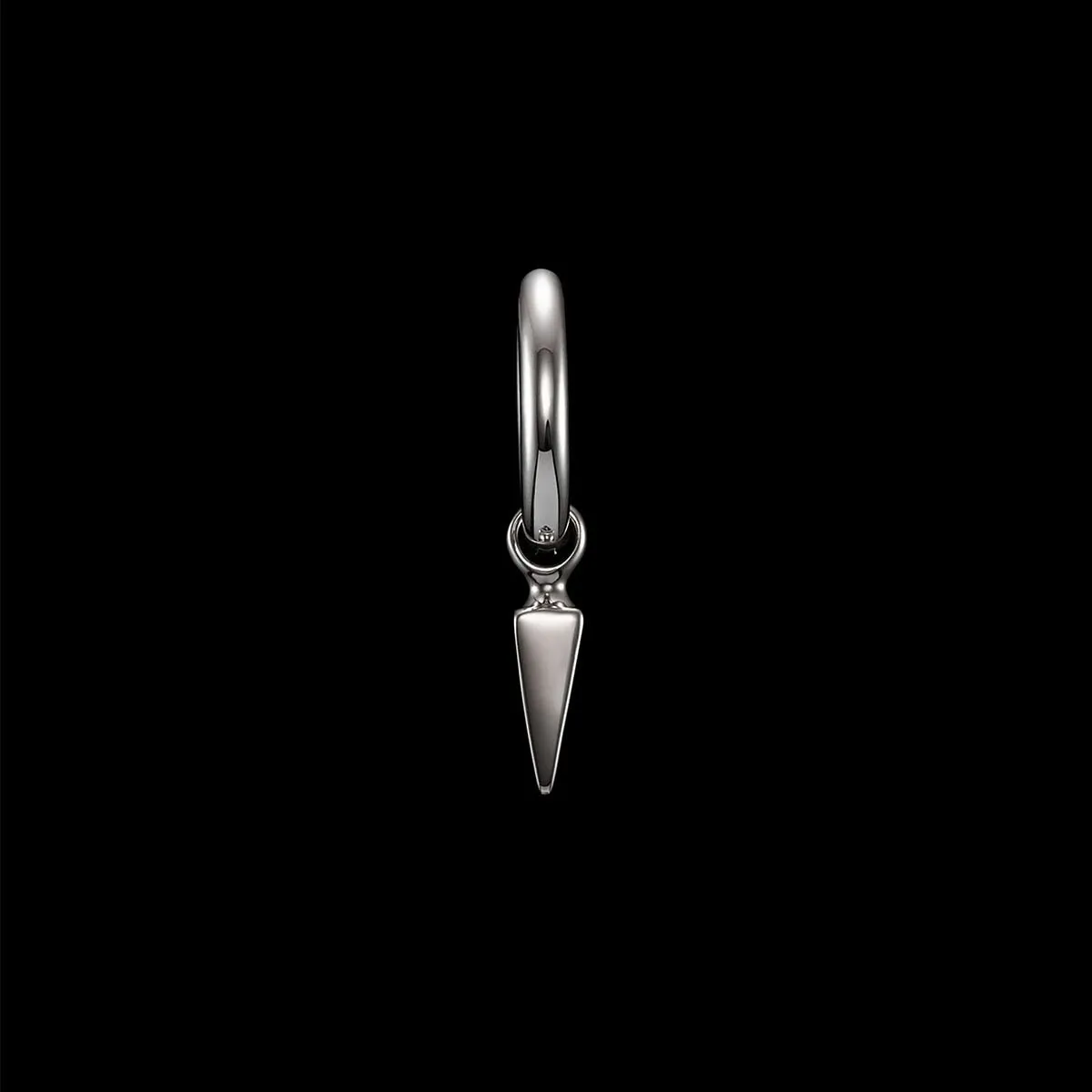 Maria_Nilsdotter_TI-07-EAB-00-tiny-poison-arrow-earring-wg-original-original_kopiera_hos_Jarl_Sandin