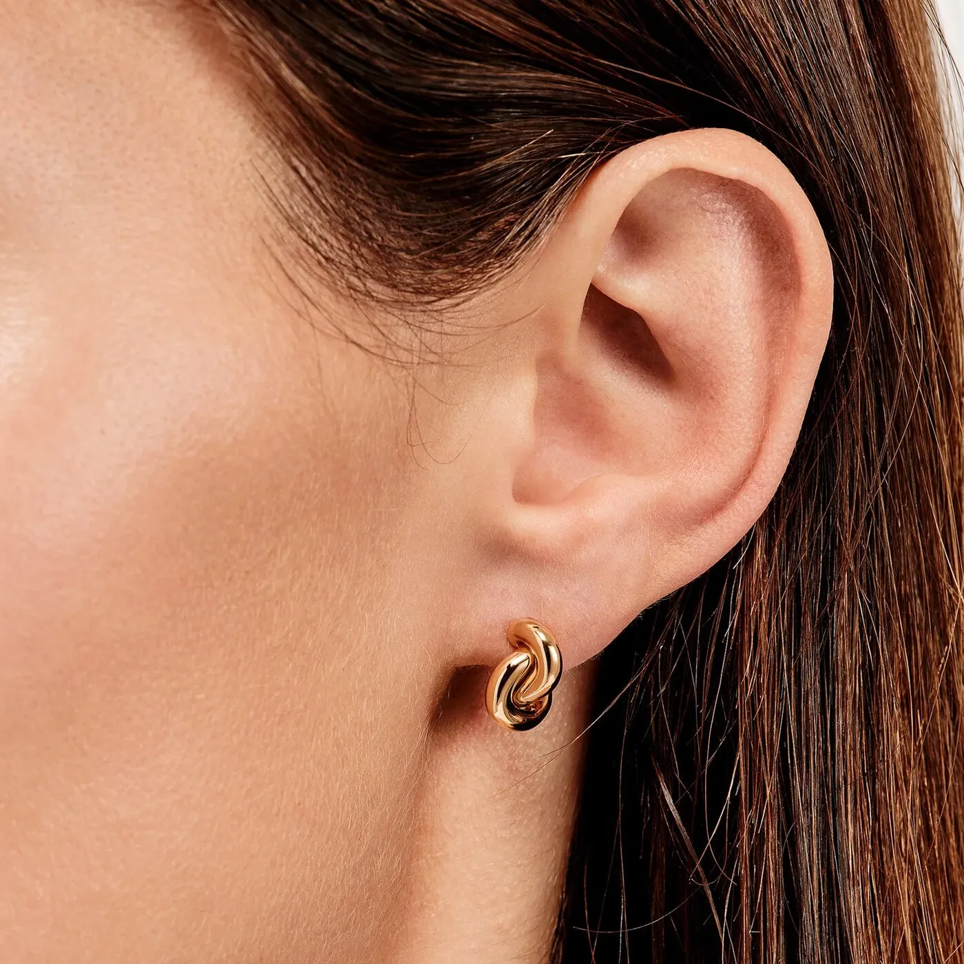 Engelbert_The_Legacy_Knot_Earrings_Small_Yellow_Gold_Plain_On_Model_13600100_kopiera_hos_Jarl_Sandin
