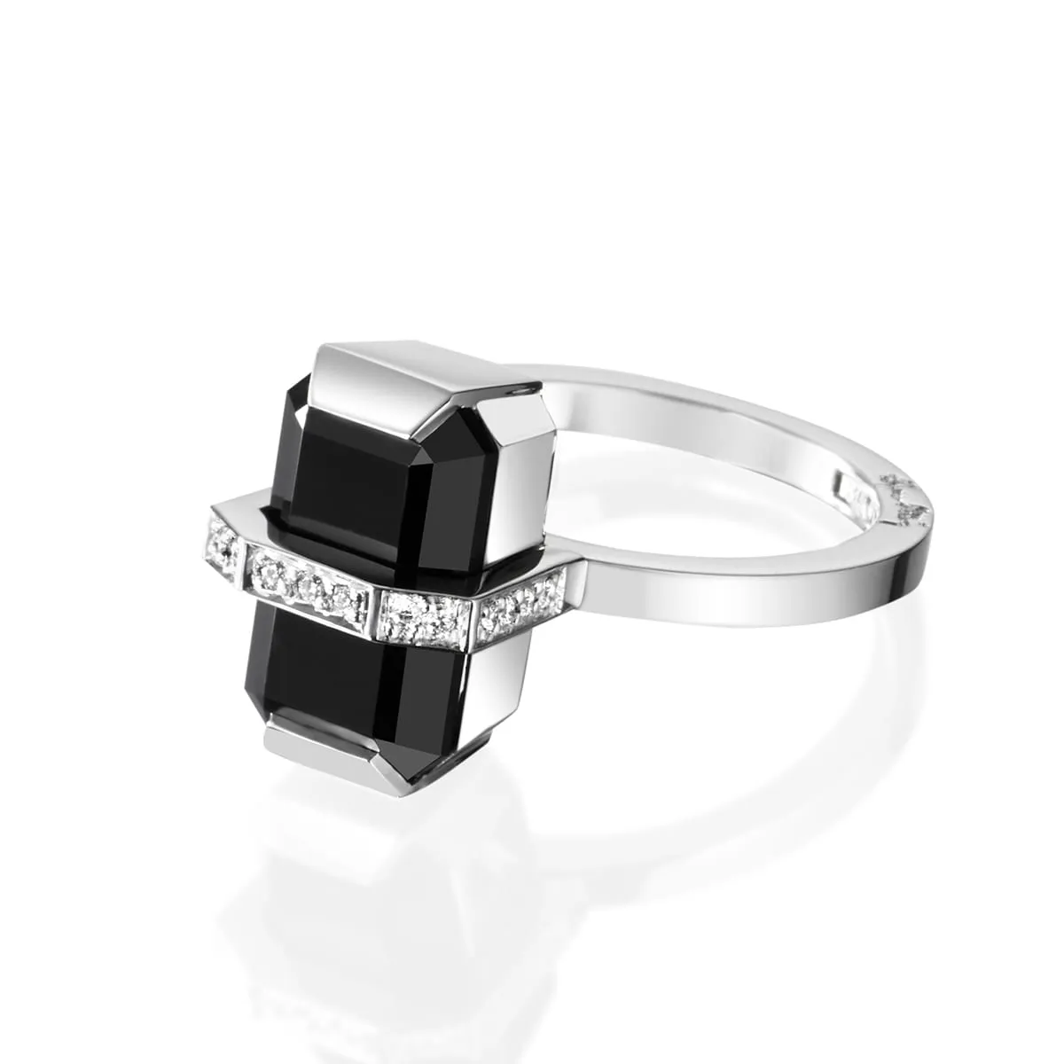Efva_Attling_smycken_Little-Bend-Over-Ring---Onyx-13-102-01249(2)_hos_Jarl_Sandin