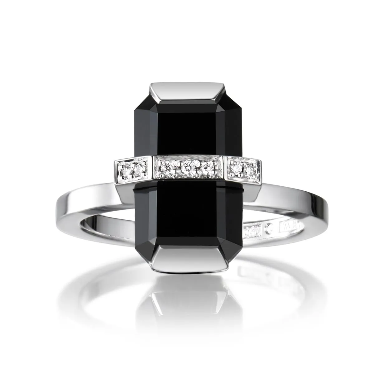 Efva_Attling_smycken_Little-Bend-Over-Ring---Onyx-13-102-01249(3)_hos_Jarl_Sandin