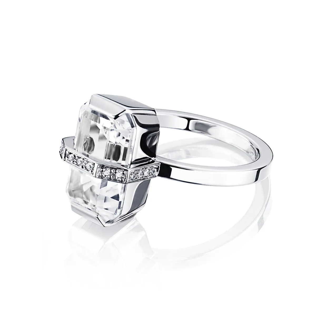 Efva_Attling_smycken_Little-Bend-Over-Ring---Crystal-Quartz-13-102-01055(2)_hos_Jarl_Sandin