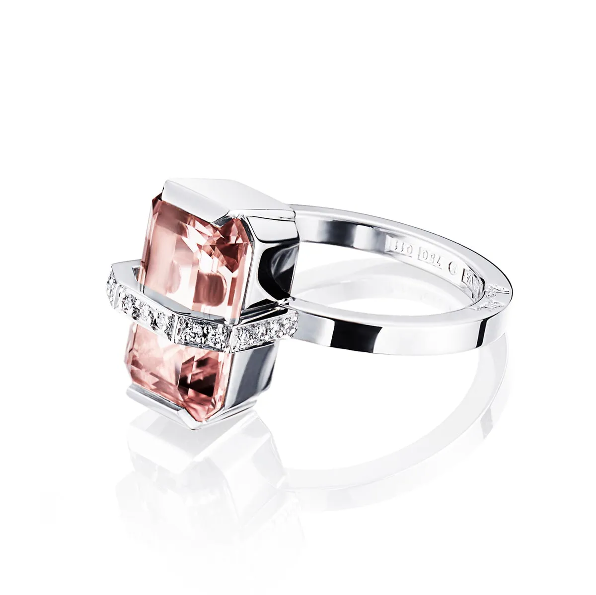 Efva_Attling_smycken_Little-Bend-Over-Ring---Morganite-13-102-01042(2)_hos_Jarl_Sandin
