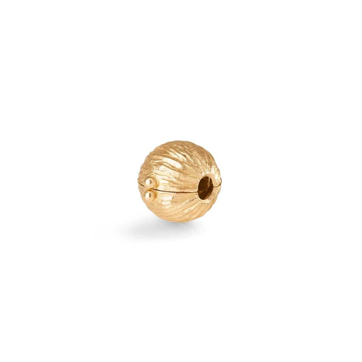 Ole_Lyngaard_Clasp_Globe_Small_Yellow-Gold_B1765-401_hos_Jarl_Sandin