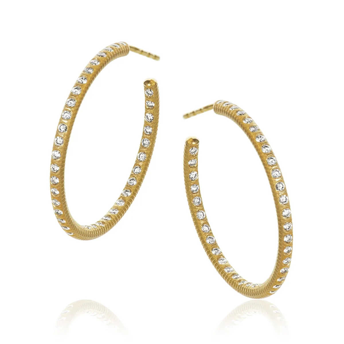 Dulong--Fine-Jewelry_Esme_Diamantorhangen-i-Guld_ESM1-A2570_hos_Jarl_Sandin