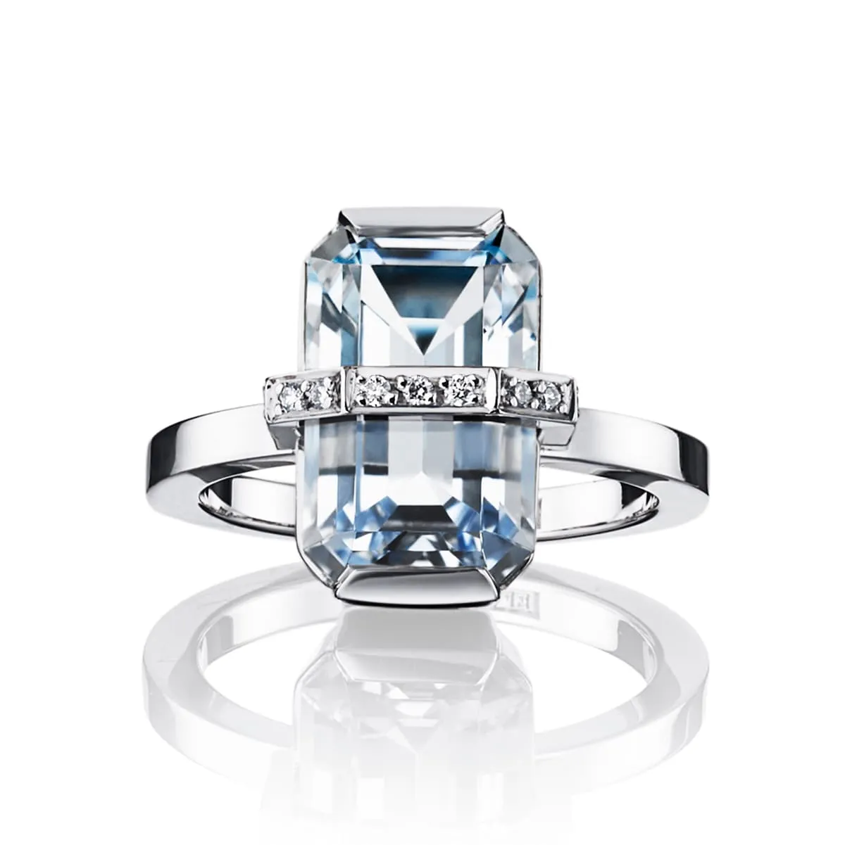 Efva_Attling_smycken_Little-Bend-Over-Ring---Aquamarine-13-102-01043(3)_hos_Jarl_Sandin