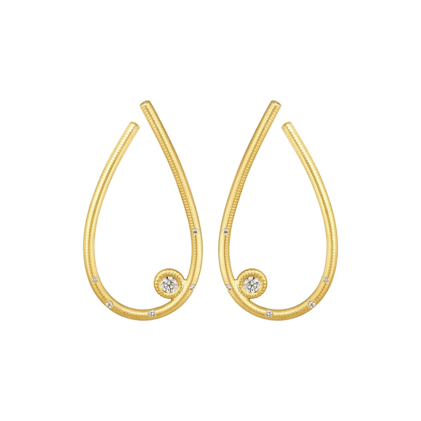 Dulong_Kharisma_Moon_Earrings_KHA1-A2020_hos_Jarl_Sandin