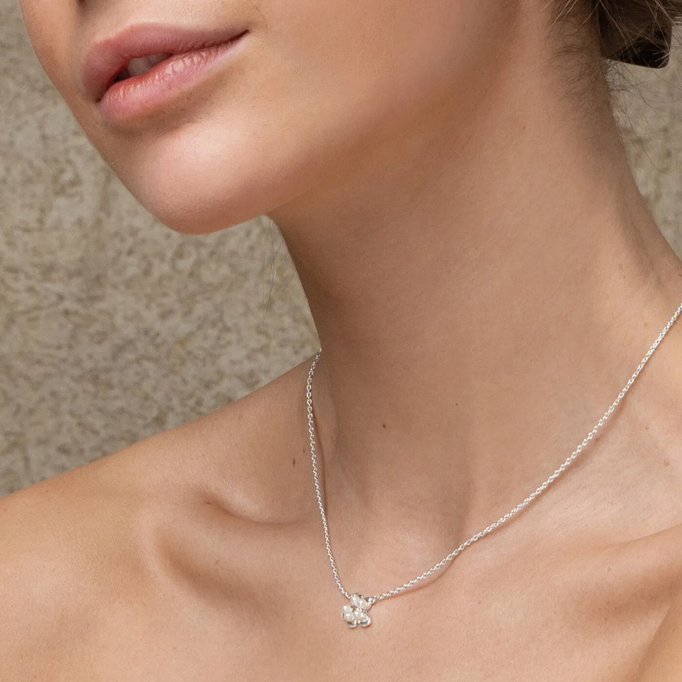 Victoria_Skoglund_Efva-Attling_Fo%CC%88rga%CC%88tmigej-necklace-silver-efva-attling_10-100-02345_2