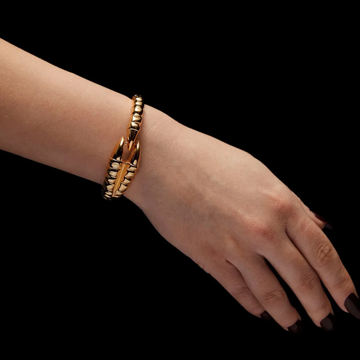 Maria_Nilsdotter_DC-07-BRC-00-claw-bracelet-gold-model-0x1500_kopiera_hos_Jarl_Sandin