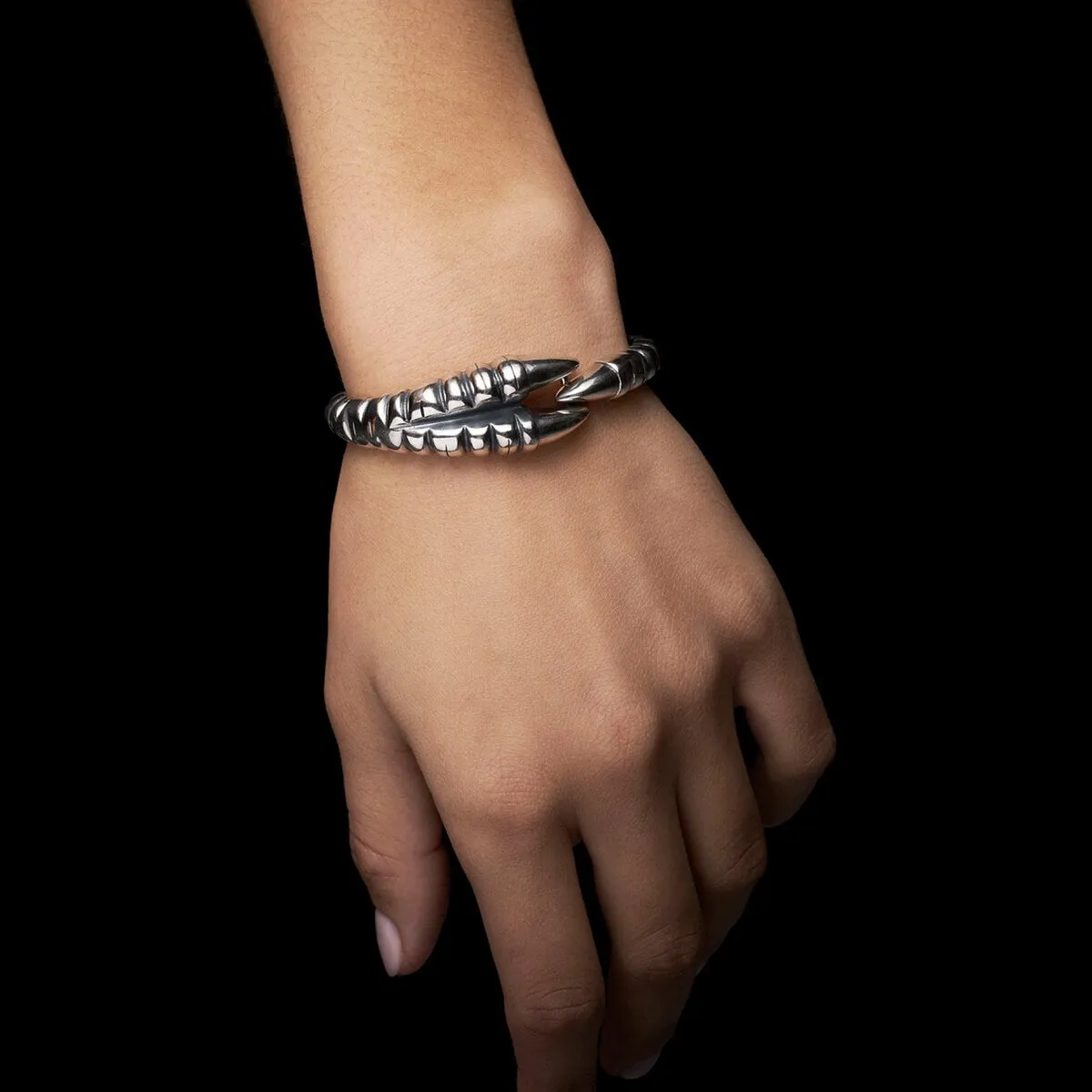 Maria_Nilsdotter_DC-07-BRA-00-claw-bracelet-model_kopiera_hos_Jarl_Sandin