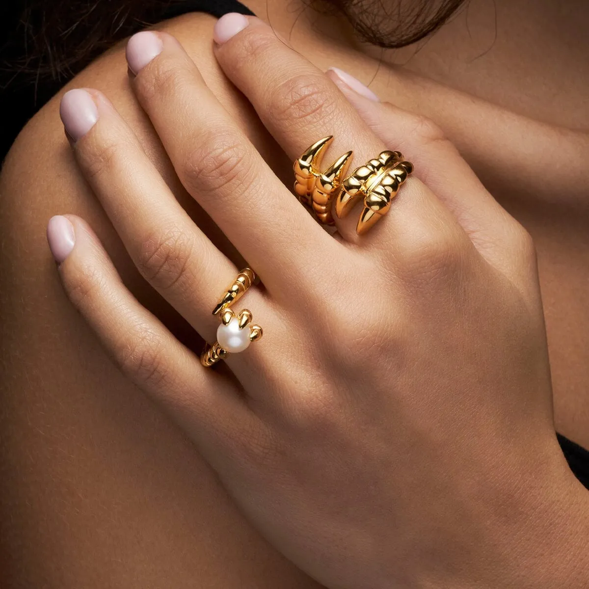 Maria_Nilsdotter-claw_pearl-ring-CP-06-RIC-30-sil_model_kopiera_hos_Jarl_Sandin