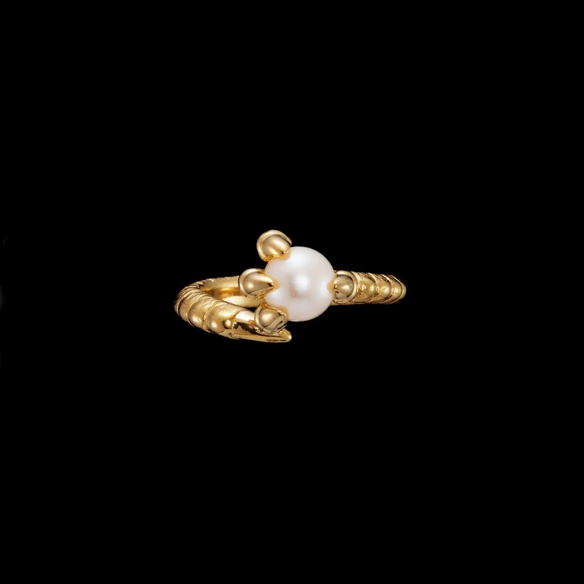 Maria_Nilsdotter-tiny-claw-pearl-ring-gps-front_CP-06-RIC-30-kopiera_hos_Jarl_Sandin