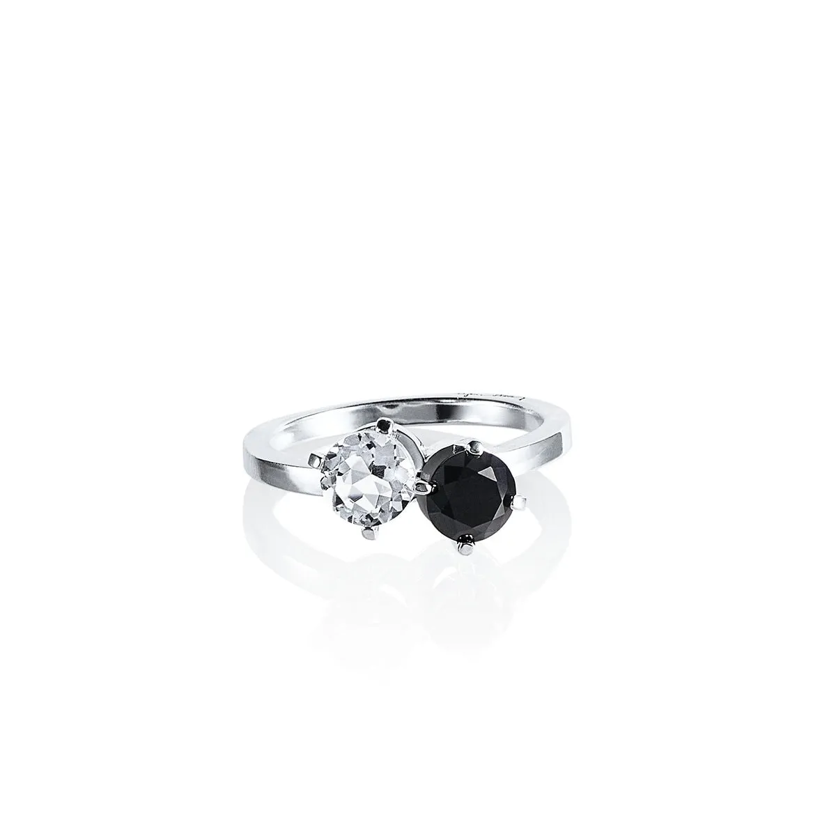 Efva_Attling_The_Storm_I_Ring_Crystal_Quartz-Onyx_13-100-02086_(3)_hos_Jarl_Sandin-kopiera