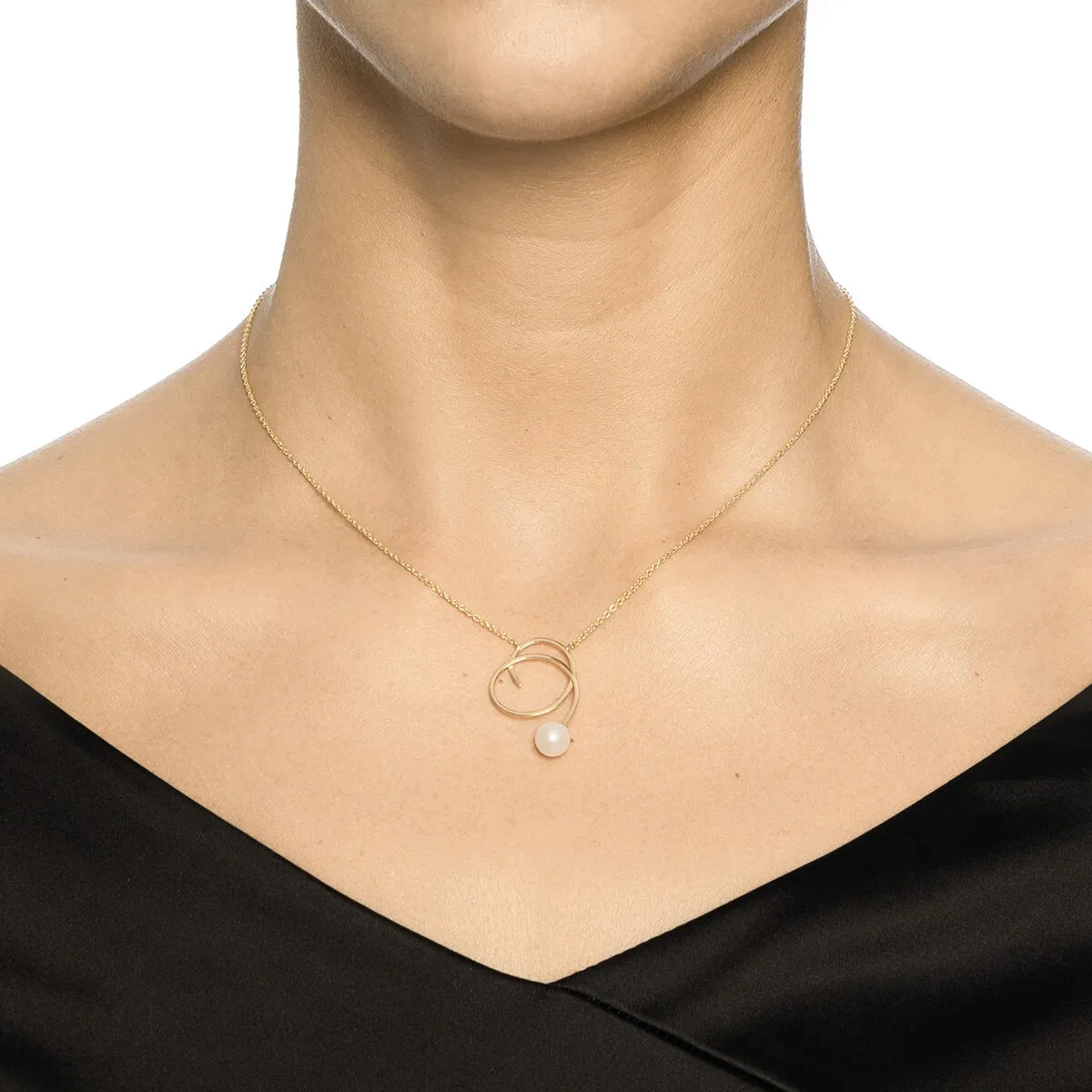 Efva_Attling_little-curly-pearly-necklace-gold-efva-attling_10-101-02096_2_hos_Jarl_Sandin-kopiera