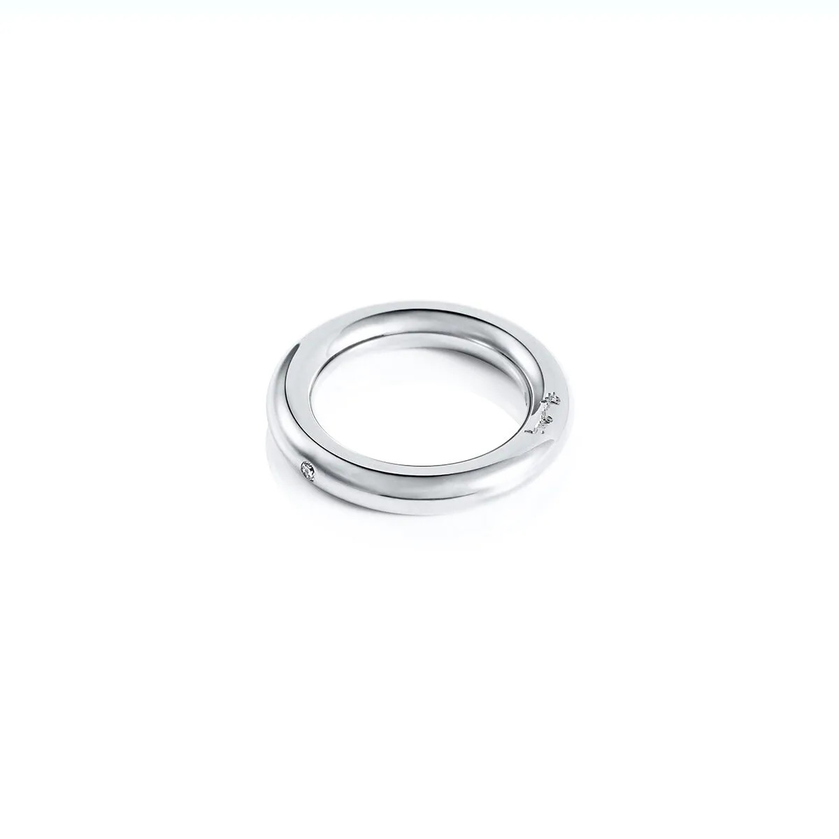 Efva_Attling_One_Love_and_Stars_Ring_13-100-01996(2)_hos_Jarl_Sandin