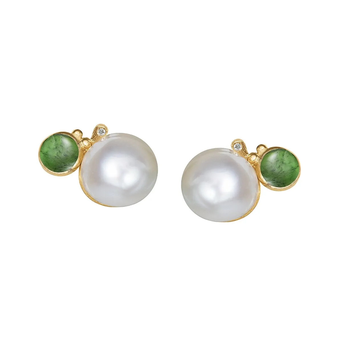 Ole_Lynggaaard_BoHo_o%CC%88rha%CC%88ngemed_pa%CC%88rla-_A2931-404_Pair_hos_Jarl_Sandin