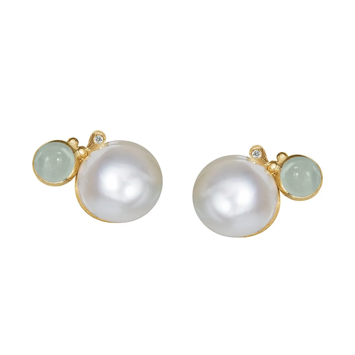 Ole_Lynggaaard_BoHo_o%CC%88rha%CC%88ngemed_pa%CC%88rla-_A2930-406_Pair_hos_Jarl_Sandin
