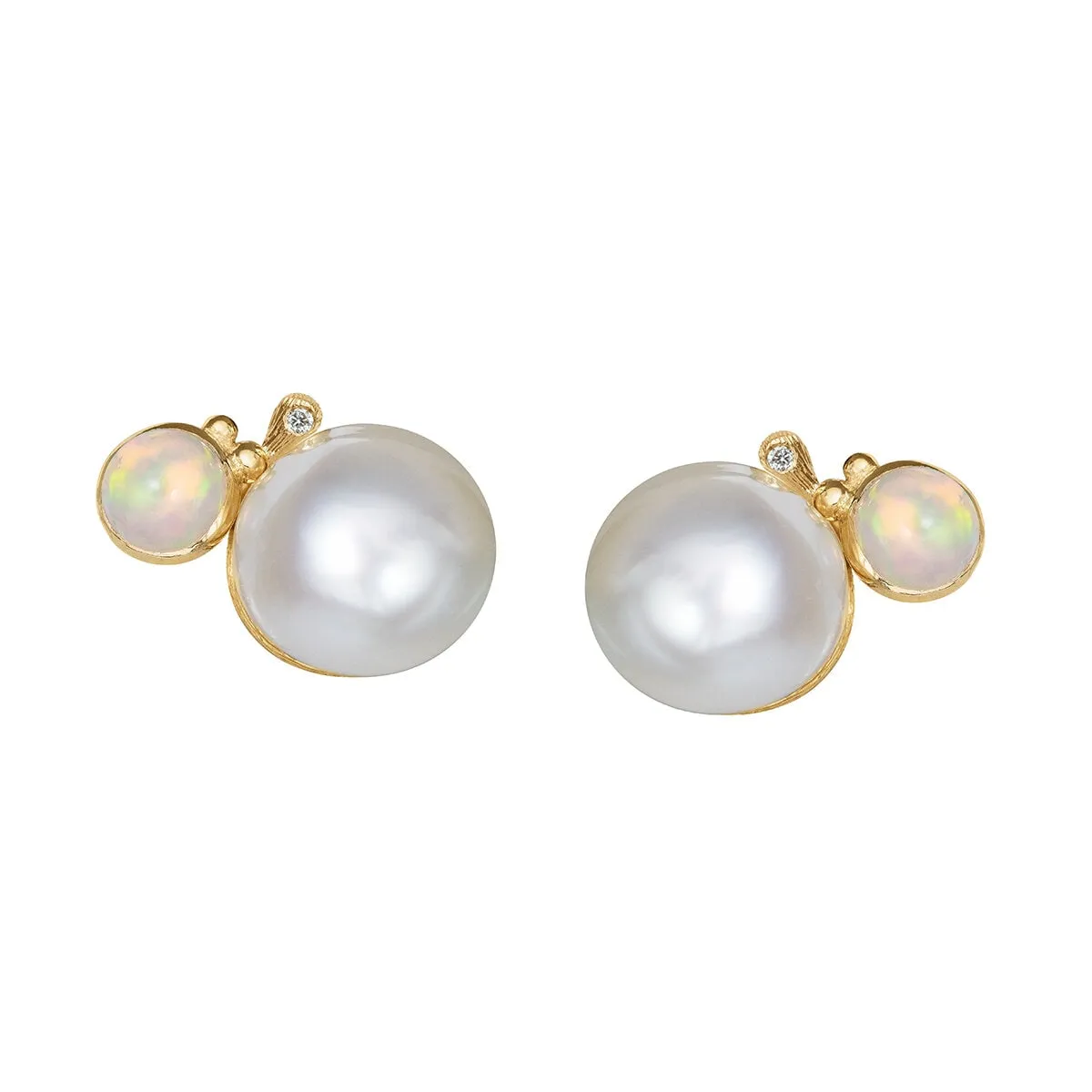 Ole_Lynggaaard_BoHo_o%CC%88rha%CC%88ngemed_pa%CC%88rla-_opal_A2930-401_Pair_hos_Jarl_Sandin