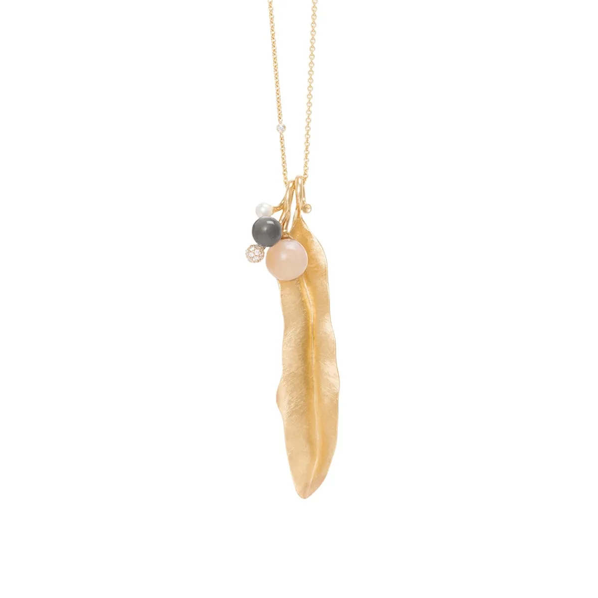 Ole_Lynggaard_A2616-403_A2836-402_C0074-402_Leaves_pendant_in_18K_yellow_gold_hos_Jarl_Sandin