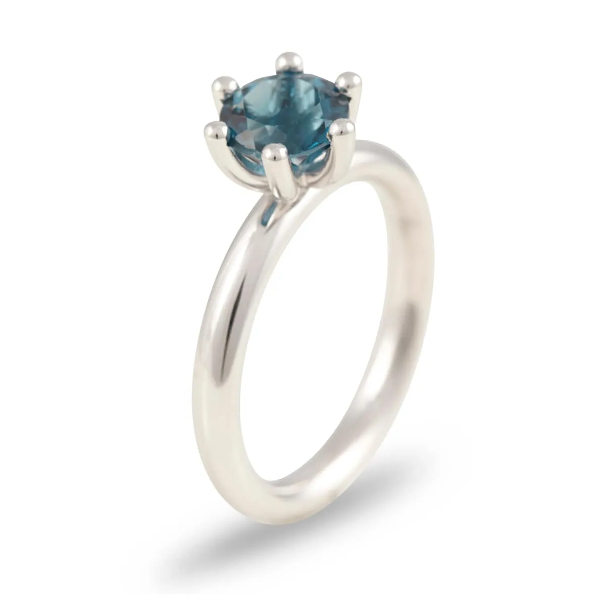 Dahlia-Vitguldring-Juvelring-Topas-Londo-Blue-Topas-hos-Jarl-Sandin_3876