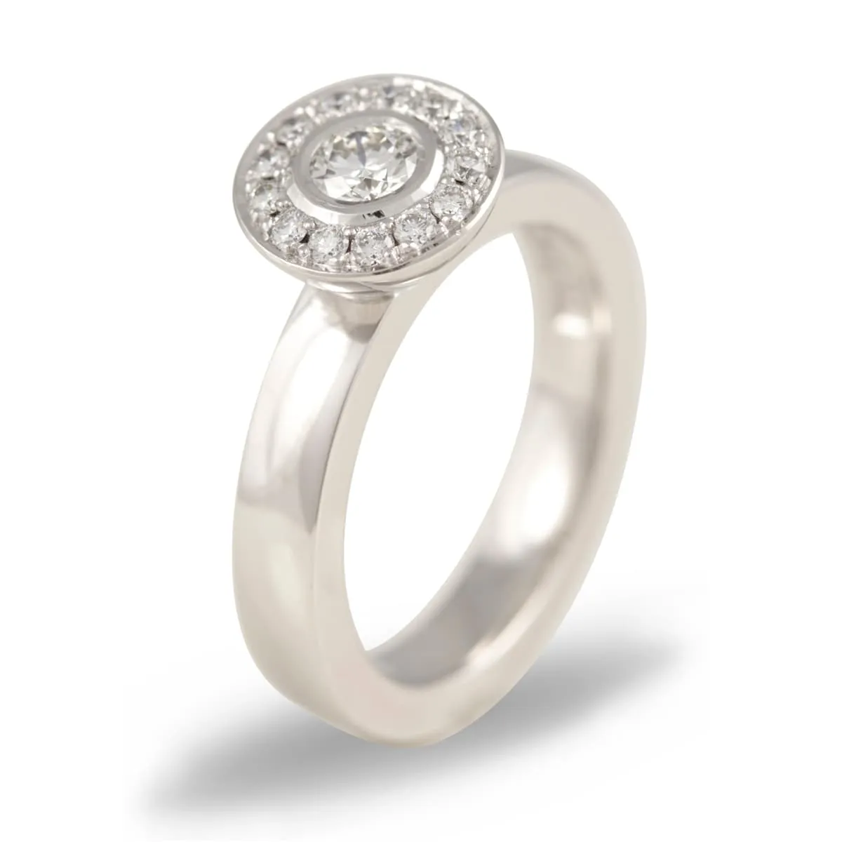 Jarl-Sandin-Design-Halo-ring-i-vitguld-med-diamanter-10mm-hos-Jarl-Sandin_3793