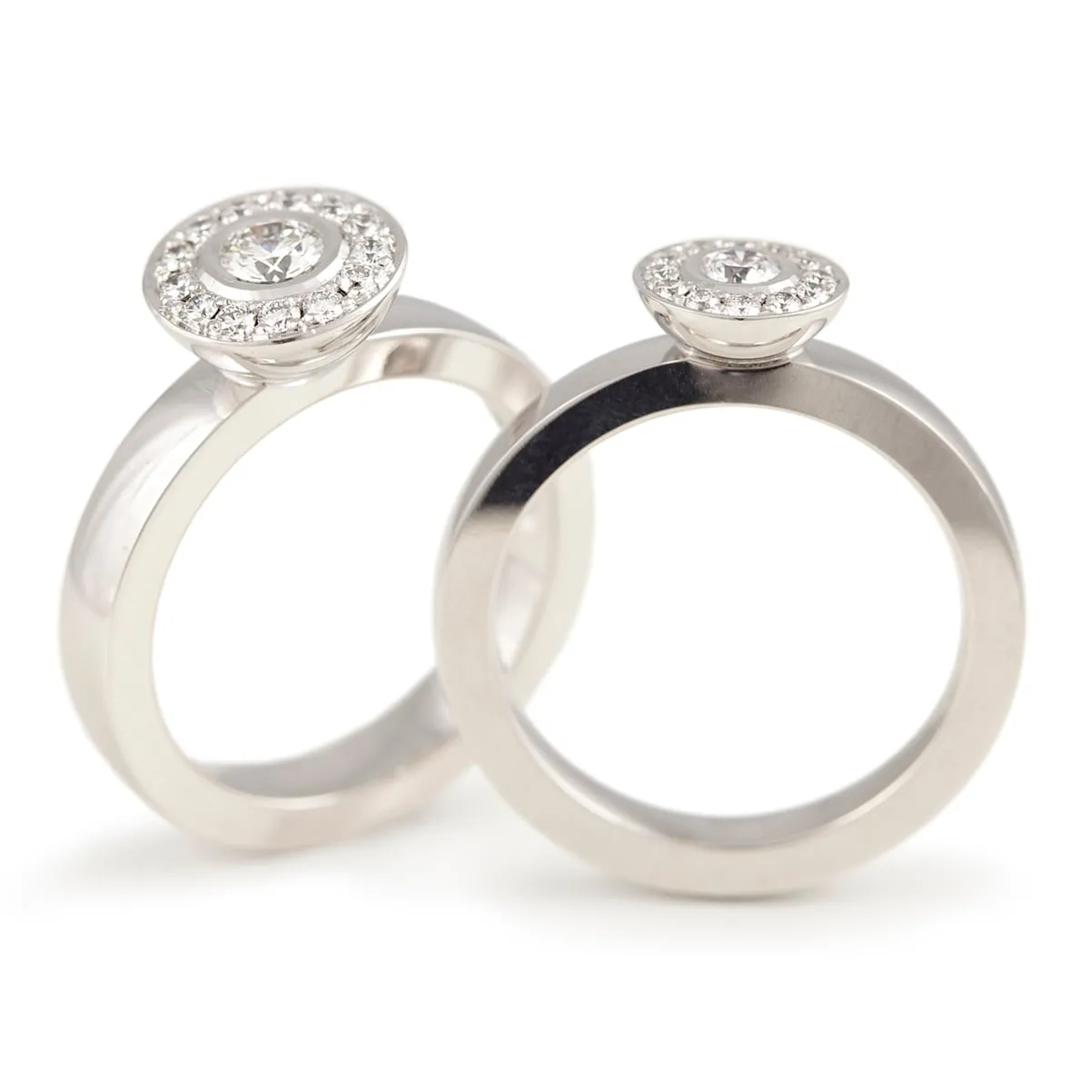 Jarl-Sandin-Design-Halo-ringar-i-vitguld-med-diamanter-8-10mm-Hos-Jarl-Sandin_3792