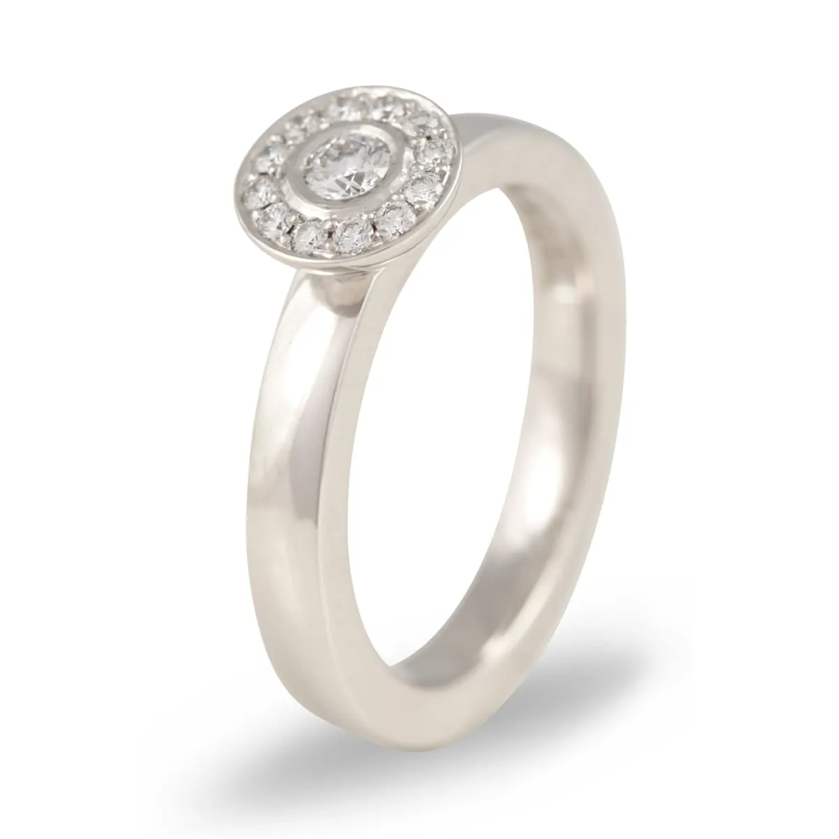 Jarl-Sandin-Design-Halo-ring-i-vitguld-med-diamanter-8mm-hos-Jarl-Sandin_3791