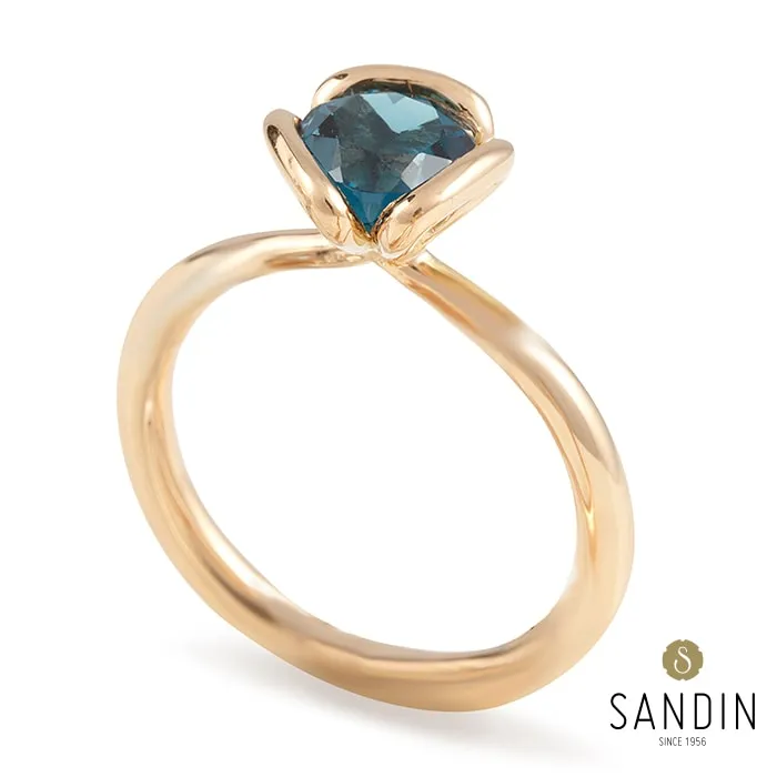 Sandin_1956_1_Blossom_guldring_Aqua_London_blue_Topas_hos_Jarl_Sandin_5005
