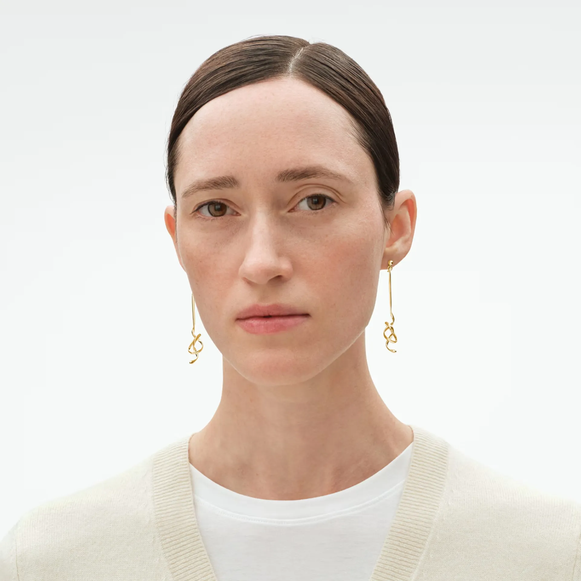 3518498 GJ SS26 ECOM ON MODEL FORGET ME KNOT EARRING YG 3518498 1x1