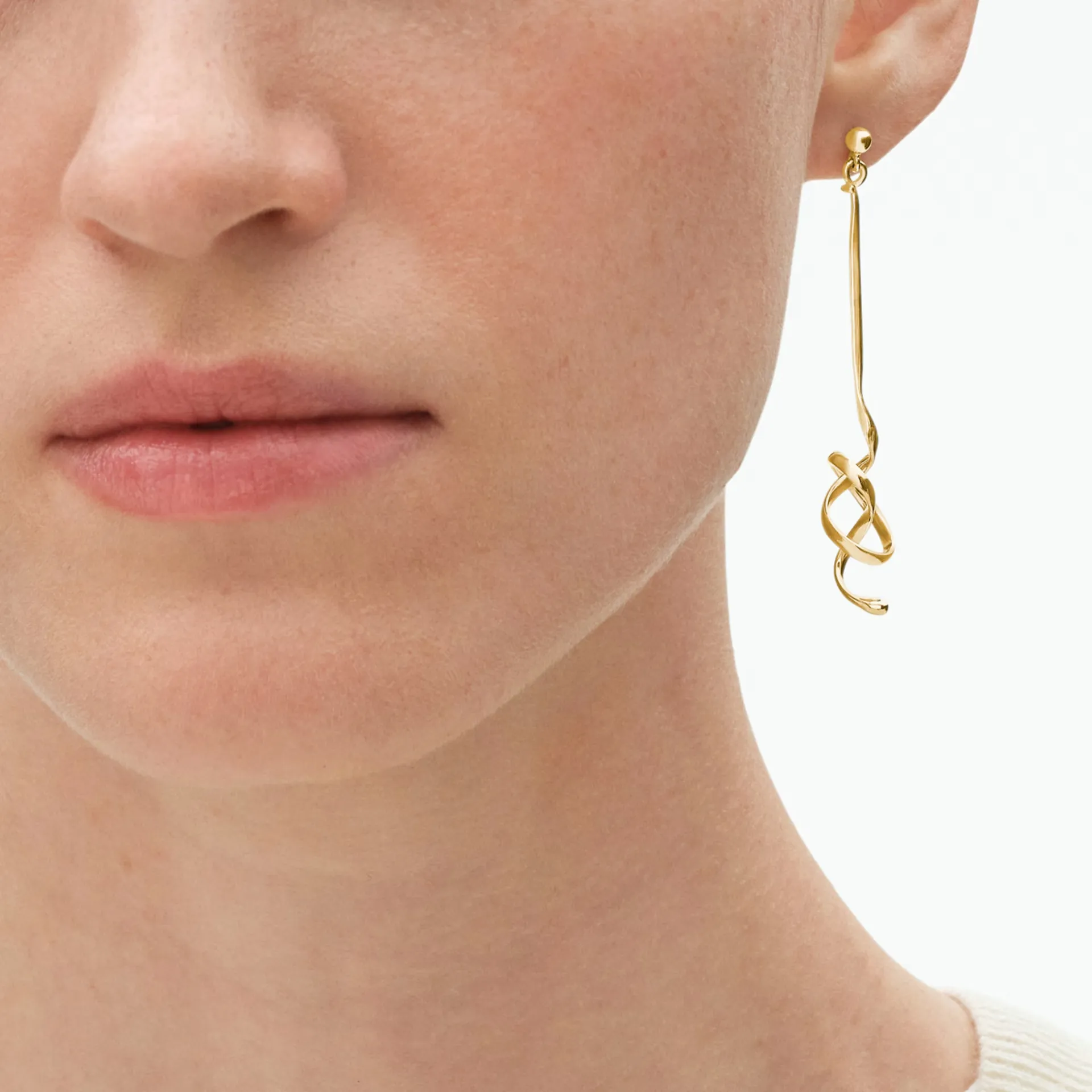 3518498 GJ SS26 ECOM ON MODEL FORGET ME KNOT EARRING YG 3518498
