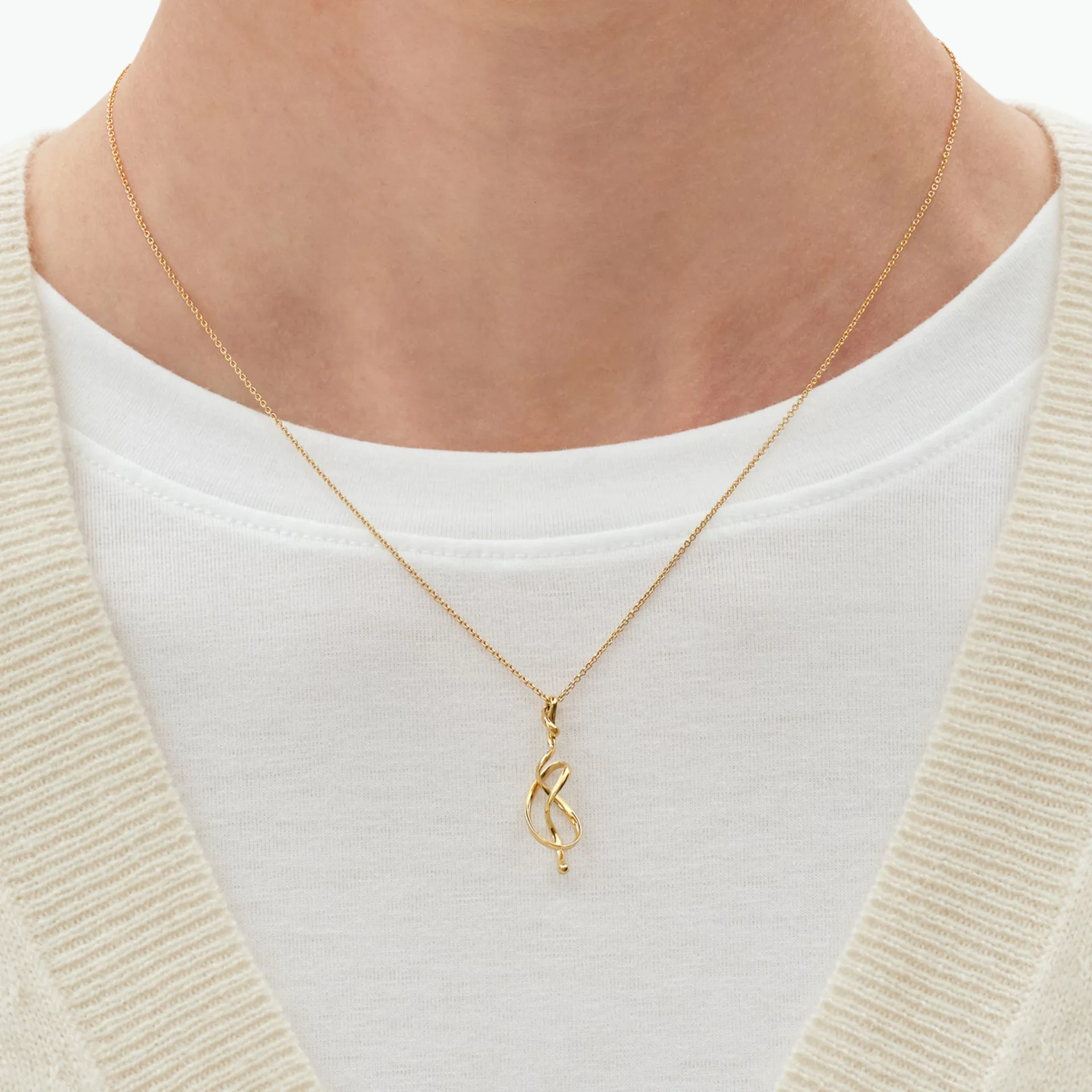 20001680 GJ SS26 ECOM ON MODEL FORGET ME KNOT PENDANT YG 20001680